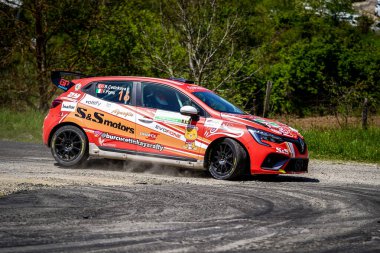 BURSA, TURKIYE - 18 Mayıs 2024: Bursa Rallisi 'nde ralli araba yarışı