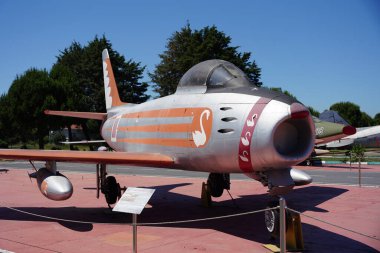 ISTANBUL, TURKIYE - Haziran 01, 2024: Türk Hava Kuvvetleri Kuzey Amerika F-86E (M) Sabre (19268) İstanbul Havacılık Müzesi 'nde sergilendi