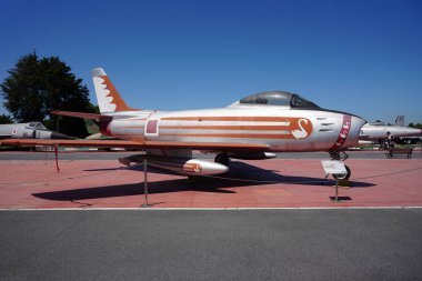 ISTANBUL, TURKIYE - Haziran 01, 2024: Türk Hava Kuvvetleri Kuzey Amerika F-86E (M) Sabre (19268) İstanbul Havacılık Müzesi 'nde sergilendi