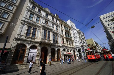 İSTANBUL, TÜRKİYE - 31 Mart 2024: Beyoğlu 'ndaki İstiklal Caddesi' ndeki Kalabalık