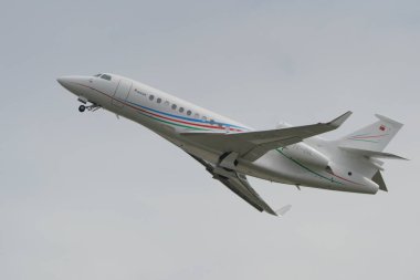 ISTANBUL, TURKIYE - 29 Nisan 2023: Palmali Air Dassault Falcon 7X (190) İstanbul Atatürk Havalimanı 'ndan kalkış