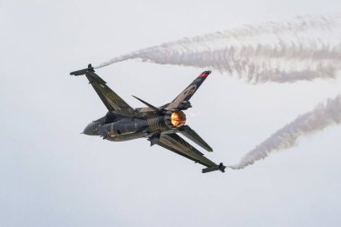 İSTANBUL, TÜRKİYE - 29 Nisan 2023: SOLOTURK, Türk Hava Kuvvetleri Generali Dinamik F-16C İstanbul Teknofest sırasında İstanbul Atatürk Havalimanı 'nda Falcon' da sergileniyor