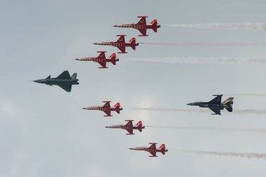 ISTANBUL, TURKIYE - MAYIS 01, 2023: Baykar Bayraktar Kizilelma, SOLOTURK ve Türk Yıldızları İstanbul Teknofest sırasında İstanbul Atatürk Havalimanı 'nda sergileniyor