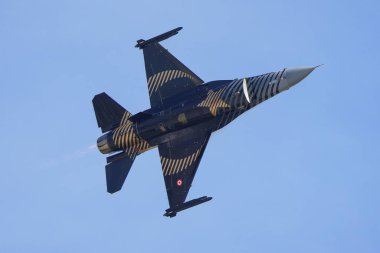 İSTANBUL, TÜRKİYE - 30 Nisan 2023: SOLOTURK, Türk Hava Kuvvetleri Generali Dinamik F-16C İstanbul Teknofest sırasında İstanbul Atatürk Havalimanı 'nda Falcon' da sergileniyor