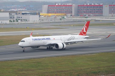 ISTANBUL, TURKIYE - 17 Haziran 2023: Türk Havayolları Airbus A350-941 (435) İstanbul Uluslararası Havaalanına indi