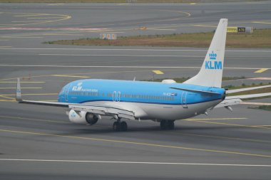 ISTANBUL, TURKIYE - 17 Haziran 2023: KLM Boeing 737-8K2 (39443) İstanbul Uluslararası Havaalanına iniş
