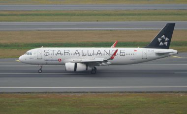 ISTANBUL, TURKIYE - 17 Haziran 2023: Türk Havayolları Airbus A320-232 (3603) İstanbul Uluslararası Havaalanına indi