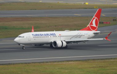 ISTANBUL, TURKIYE - 17 Haziran 2023: Türk Havayolları Boeing 737-8MAX (60042) İstanbul Uluslararası Havaalanına indi