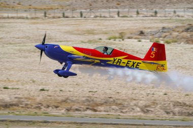 ESKISEHIR, TURKIYE - 17 Eylül 2023: Romen Hawks Aerobik Takımı Ekstra 330SC Sivrihisar SHG Airshow 'da sergilendi