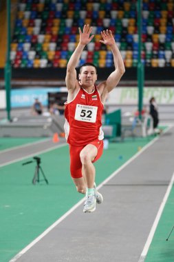 ISTANBUL, TURKIYE - 10 Şubat 2024: Atakoy Atletizm Arenasında düzenlenen Balkan Atletizm Şampiyonası sırasında tanımlanamayan atlet
