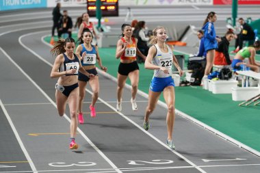 İSTANBUL, TURKIYE - 10 Şubat 2024: Atakoy Atletizm Arenasında Balkan Atletizm Şampiyonası sırasında koşan sporcular