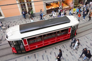 İSTANBUL, TÜRKİYE - 27 Nisan 2024: İstanbul, Istiklal Caddesi 'ndeki Eski Kızıl Tramvay