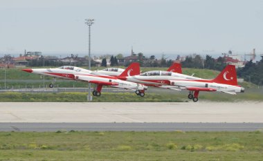 ISTANBUL, TURKIYE - 29 Nisan 2023: Türk Yıldızları ve Türk Hava Kuvvetleri akrobatik gösteri ekibi İstanbul Teknofest sırasında İstanbul Atatürk Havalimanı 'nda sergilendi