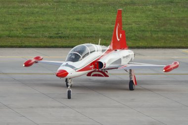 İSTANBUL, TURKIYE - MAYIS 01, 2023: Türk Yıldızları ve Türk Hava Kuvvetleri akrobatik gösteri ekibi İstanbul Teknofest sırasında İstanbul Atatürk Havalimanı 'nda sergilendi