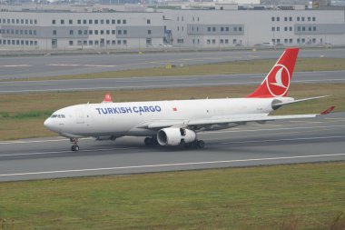 ISTANBUL, TURKIYE - 17 Haziran 2023: Türk Havayolları Kargo Airbus A330-243F (1722) İstanbul Uluslararası Havaalanına indi