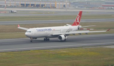 ISTANBUL, TURKIYE - 17 Haziran 2023: Türk Havayolları Airbus A330-343X (1204) İstanbul Uluslararası Havaalanına indi