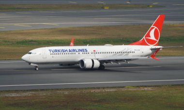 ISTANBUL, TURKIYE - 17 Haziran 2023: Türk Havayolları Boeing 737-8MAX (60042) İstanbul Uluslararası Havaalanına indi