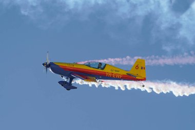 ESKISEHIR, TURKIYE - 16 Eylül 2023: Romen Hawks Aerobik Takımı Ekstra 330SC Sivrihisar SHG Airshow 'da sergilendi