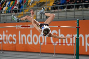 İSTANBUL, TURKIYE - 10 Şubat 2024: Atakoy Atletizm Arenasında düzenlenen Balkan Atletizm Şampiyonası sırasında tanımlanamayan yüksek atlama sporcusu