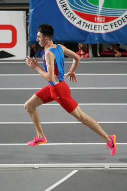 ISTANBUL, TURKIYE - 10 Şubat 2024: Atakoy Atletizm Arena 'da düzenlenen Balkan Atletizm Şampiyonası sırasında koşan tanımlanamayan sporcu