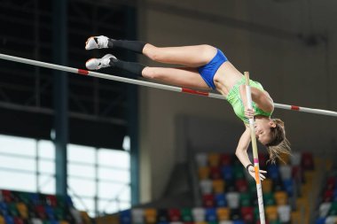 İSTANBUL, TURKIYE - 10 Şubat 2024: Balkan Atakoy Atletizm Şampiyonası sırasında tanımlanamayan atlet sırığı atlama