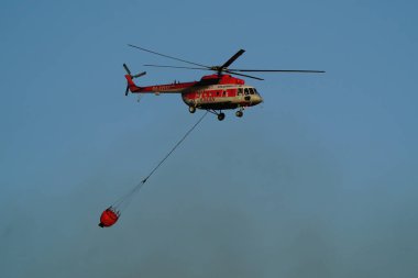 CANAKKALE, TURKIYE - 18 Haziran 2024: Yeltsovka Havayolları Mil Mi-8MTV-1 Hip (97491) Gelibolu 'daki orman yangınını söndürüyor