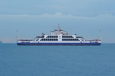 İSTANBUL, TÜRKİYE - Mayıs 04, 2024: İstanbul kenti tarafları arasında insanları taşıyan feribot