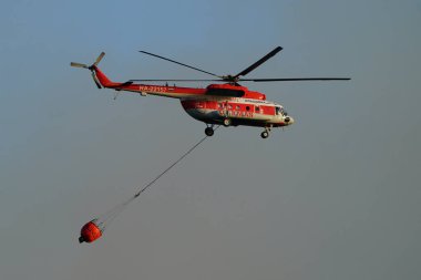 CANAKKALE, TURKIYE - 18 Haziran 2024: Yeltsovka Havayolları Mil Mi-8MTV-1 Hip (97491) Gelibolu 'daki orman yangınını söndürüyor
