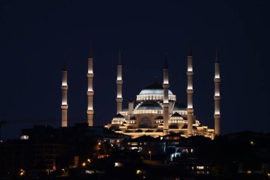 İstanbul, Hindi - 22 Eylül 2018: İstanbul şehri ve camii gece görüşü