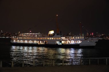İSTANBUL, TURKIYE - 23 Nisan 2024: İstanbul 'un iki yakası arasında insan taşıyan feribot