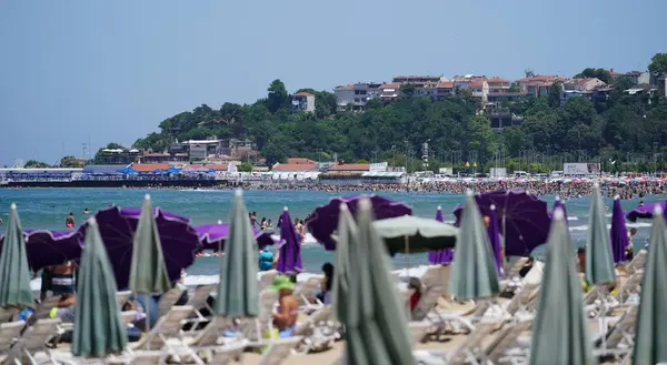 İSTANBUL, TÜRKİYE - 23 Haziran 2024: İstanbul 'daki Sile Town plajında insanlar