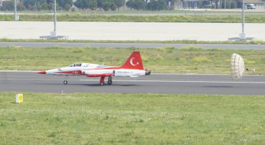 ISTANBUL, TURKIYE - 29 Nisan 2023: Türk Yıldızları ve Türk Hava Kuvvetleri akrobatik gösteri ekibi İstanbul Teknofest sırasında İstanbul Atatürk Havalimanı 'nda sergilendi