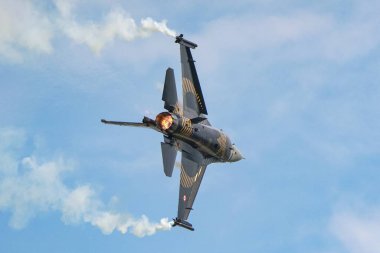 İSTANBUL, TÜRKİYE - 29 Nisan 2023: SOLOTURK, Türk Hava Kuvvetleri Generali Dinamik F-16C İstanbul Teknofest sırasında İstanbul Atatürk Havalimanı 'nda Falcon' da sergileniyor