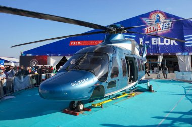 İSTANBUL, TURKIYE - MAYIS 01, 2023: TUSAS T-625 Gökbey İstanbul Teknofest sırasında İstanbul Atatürk Havalimanı 'nda görüntüleme