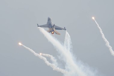 İSTANBUL, TURKIE - MAYIS 01, 2023: SOLOTURK, Türk Hava Kuvvetleri Generali Dinamik F-16C Savaş Şahini Teknofest İstanbul 'u sırasında İstanbul Atatürk Havalimanı' nda sergileniyor