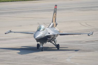 İSTANBUL, TURKIE - MAYIS 01, 2023: SOLOTURK, Türk Hava Kuvvetleri Generali Dinamik F-16C Savaş Şahini Teknofest İstanbul 'u sırasında İstanbul Atatürk Havalimanı' nda sergileniyor