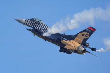 İSTANBUL, TÜRKİYE - 30 Nisan 2023: SOLOTURK, Türk Hava Kuvvetleri Generali Dinamik F-16C İstanbul Teknofest sırasında İstanbul Atatürk Havalimanı 'nda Falcon' da sergileniyor