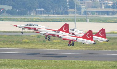 İSTANBUL, TURKIYE - MAYIS 01, 2023: Türk Yıldızları ve Türk Hava Kuvvetleri akrobatik gösteri ekibi İstanbul Teknofest sırasında İstanbul Atatürk Havalimanı 'nda sergilendi