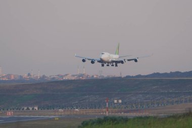 ISTANBUL, TURKIYE - 21 Haziran 2023: ACT Airlines Boeing 747-481BDSF (25645) İstanbul Uluslararası Havaalanına indi