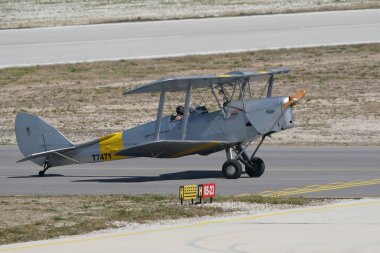 ESKISEHIR, TURKIYE - 16 Eylül 2023: M.S.O Air and Space Museum de Havilland DH-82 Tiger Moth (83900) Sivrihisar SHG Airshow 'da sergilendi