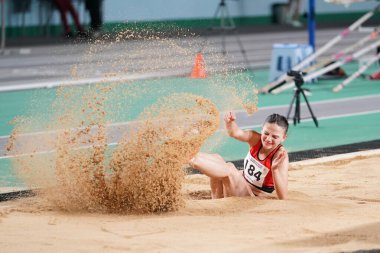 İSTANBUL, TÜRKİYE - 10 Şubat 2024: Atakoy Atletizm Arenasında düzenlenen Balkan Atletizm Şampiyonası sırasında uzun atlamacı