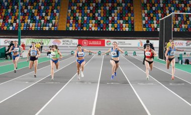 ISTANBUL, TURKIYE - 10 Şubat 2024: Balkan Atakoy Atletizm Şampiyonası sırasında 60 metre koşan sporcular