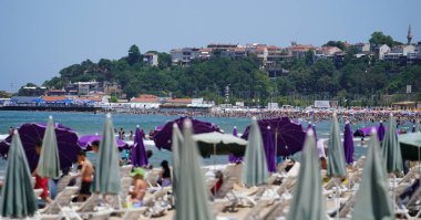İSTANBUL, TÜRKİYE - 23 Haziran 2024: İstanbul 'daki Sile Town plajında insanlar