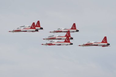 ISTANBUL, TURKIYE - 29 Nisan 2023: Türk Yıldızları ve Türk Hava Kuvvetleri akrobatik gösteri ekibi İstanbul Teknofest sırasında İstanbul Atatürk Havalimanı 'nda sergilendi