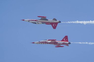 İSTANBUL, TURKIYE - 30 Nisan 2023: Türk Yıldızları ve Türk Hava Kuvvetleri akrobatik gösteri ekibi İstanbul Teknofest sırasında İstanbul Atatürk Havalimanı 'nda sergilendi