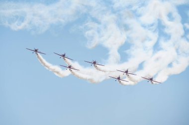 ISTANBUL, TURKIYE - Mayıs 01, 2023: Fas Marche Verte - İstanbul Teknofest sırasında İstanbul Atatürk Havalimanı 'nda Yeşil Mart akrobatik gösteri ekibi