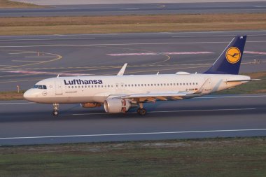 ISTANBUL, TURKIYE - 21 Haziran 2023: Lufthansa Airbus A320-214 (6577) İstanbul Uluslararası Havaalanına indi