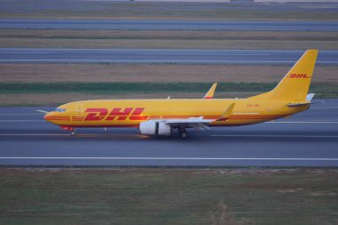 ISTANBUL, TURKIYE - 21 Haziran 2023: DHL Havacılık Boeing 737-8Q8 (30672) İstanbul Uluslararası Havalimanı 'na iniş