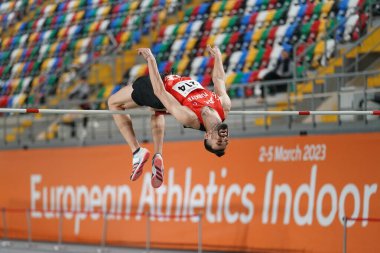 İSTANBUL, TURKIYE - 10 Şubat 2024: Atakoy Atletizm Arenasında düzenlenen Balkan Atletizm Şampiyonası sırasında tanımlanamayan yüksek atlama sporcusu