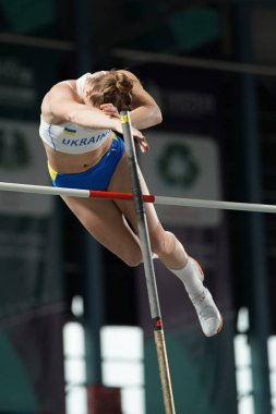 İSTANBUL, TURKIYE - 10 Şubat 2024: Balkan Atakoy Atletizm Şampiyonası sırasında tanımlanamayan atlet sırığı atlama